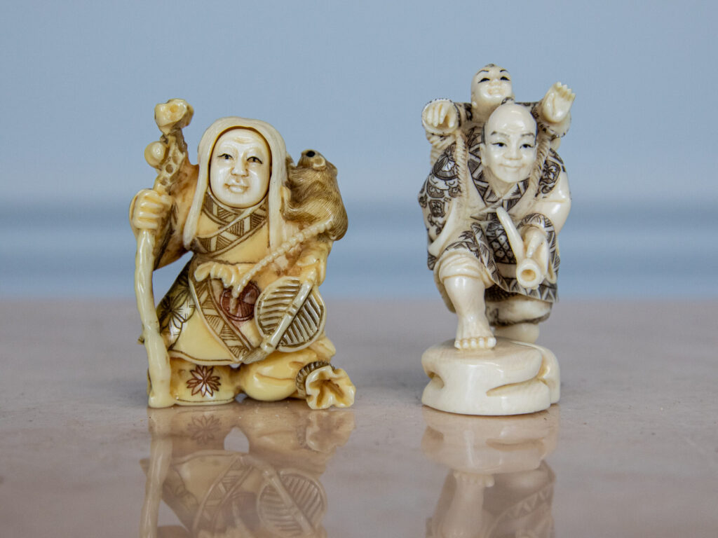 Антикварні фігурки з кістки (нецке)