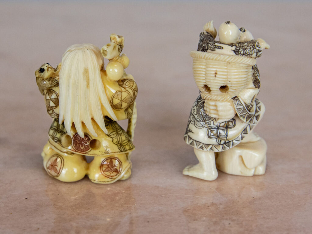 Антикварні фігурки з кістки (нецке)