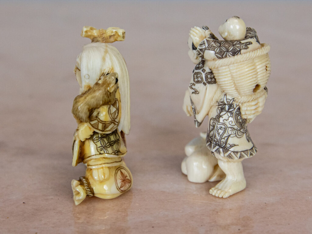 Антикварні фігурки з кістки (нецке)