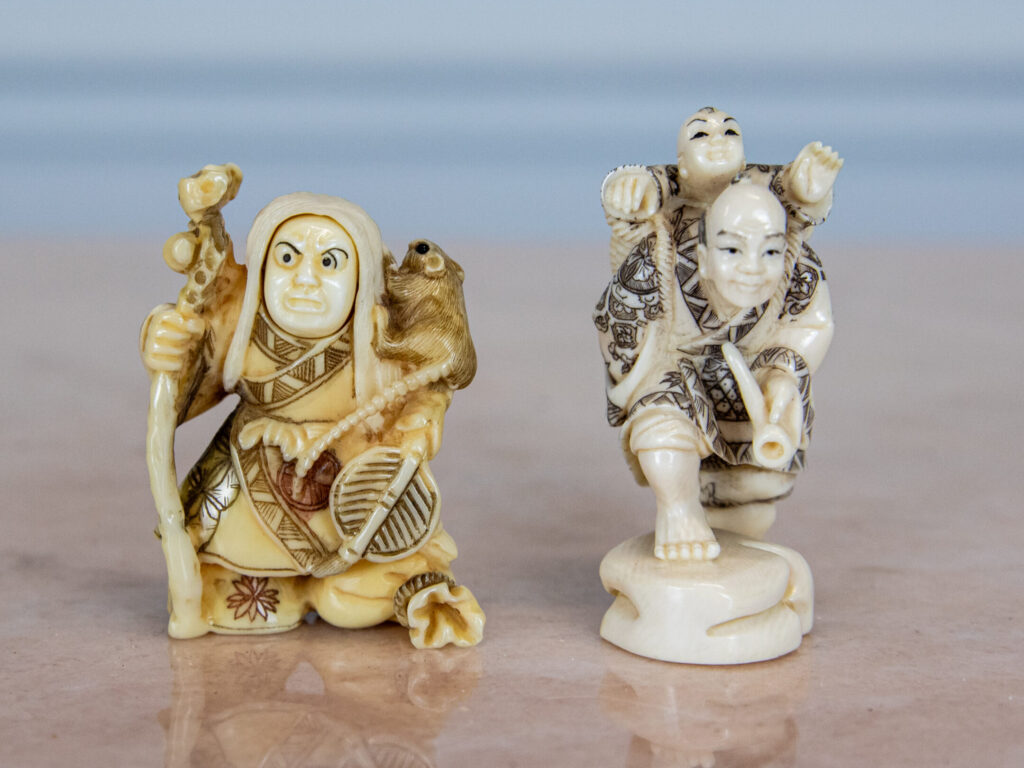 Антикварні фігурки з кістки (нецке)