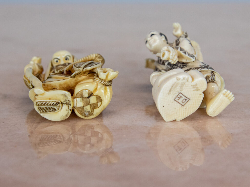 Антикварні фігурки з кістки (нецке)