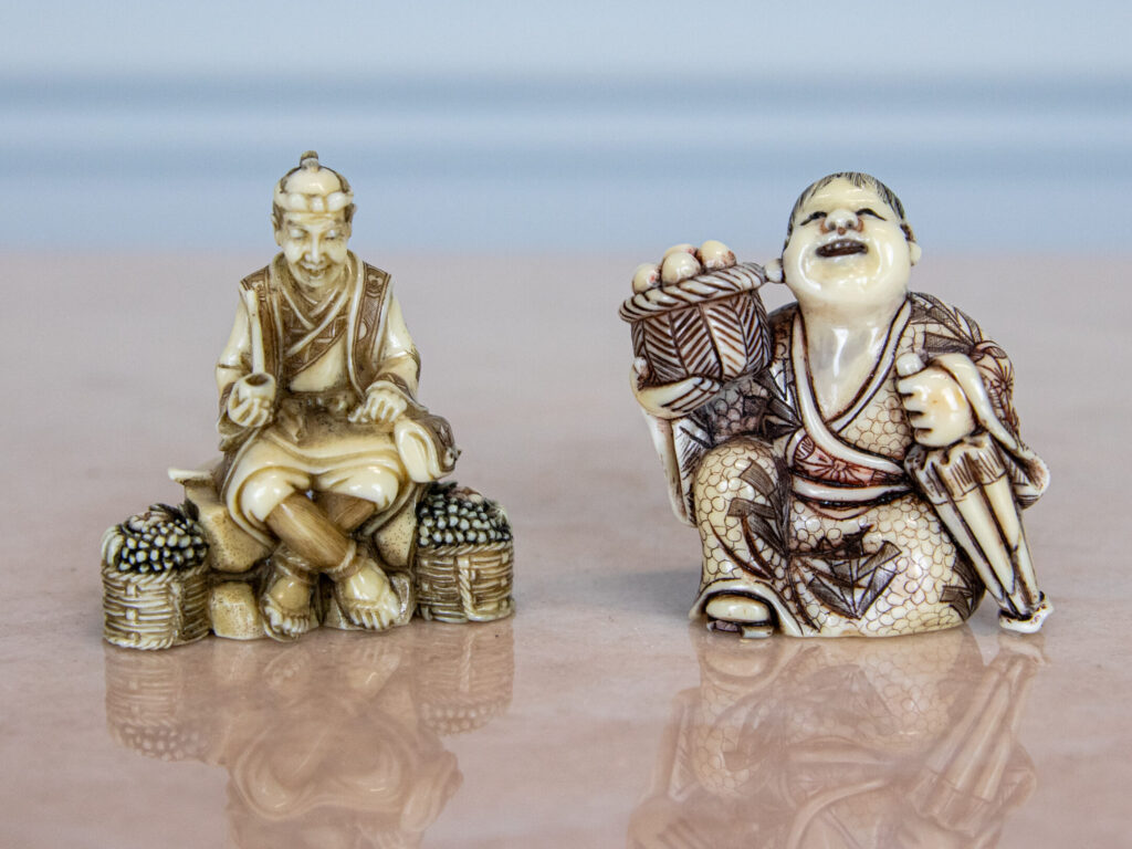 Антикварні фігурки зі слонової кістки (нецке)