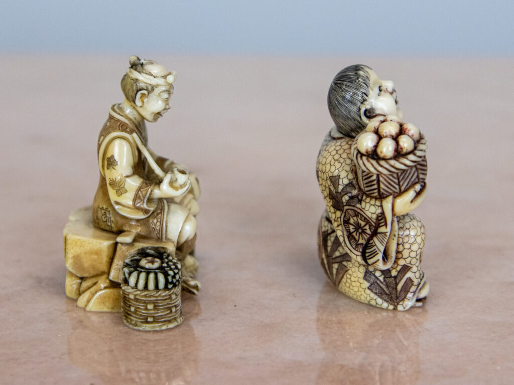 Антикварні фігурки зі слонової кістки (нецке)