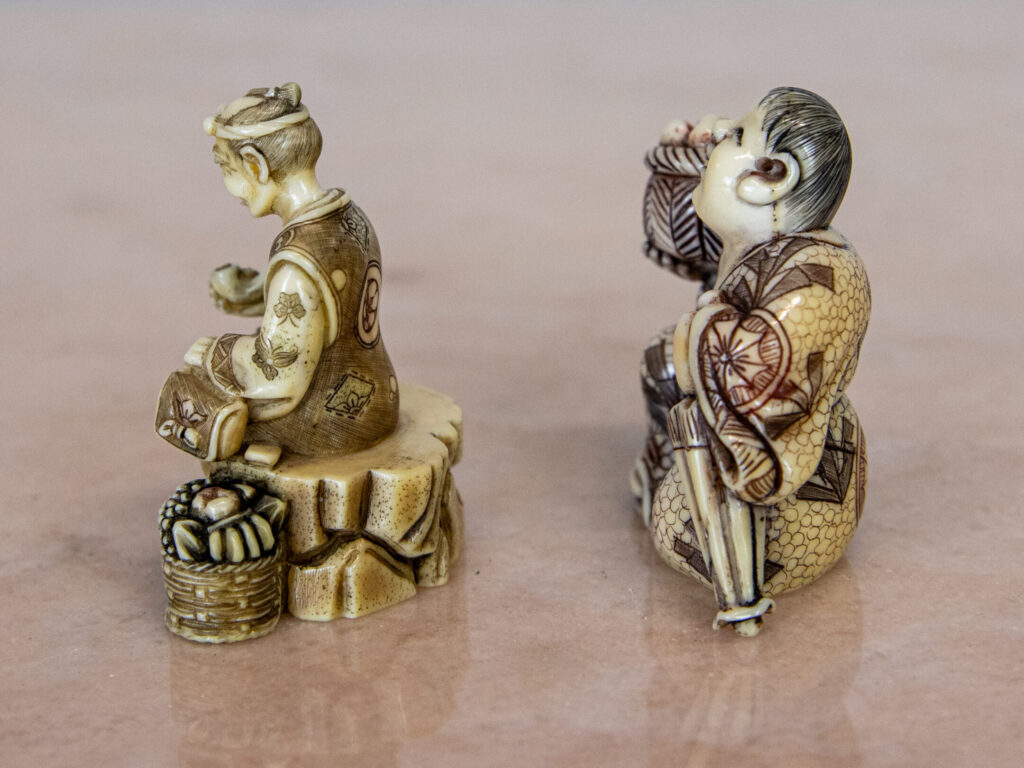 Антикварні фігурки зі слонової кістки (нецке)