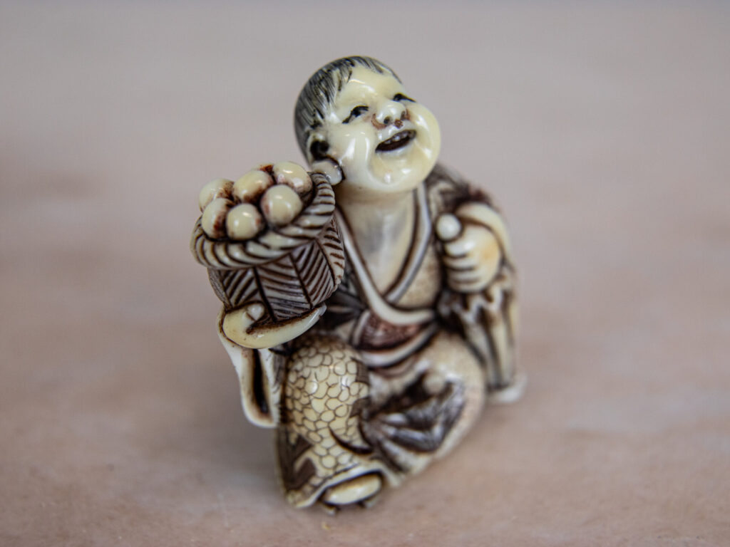 Антикварні фігурки зі слонової кістки (нецке)