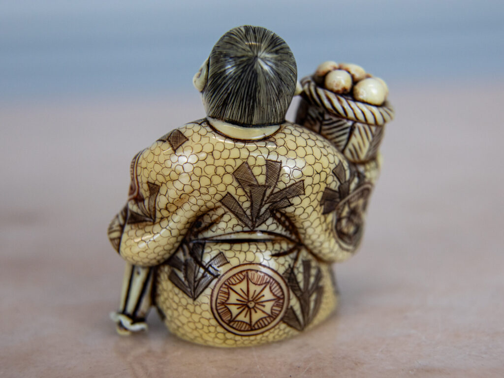 Антикварні фігурки зі слонової кістки (нецке)