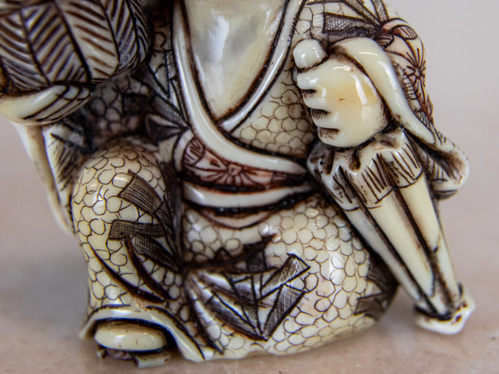 Антикварні фігурки зі слонової кістки (нецке)