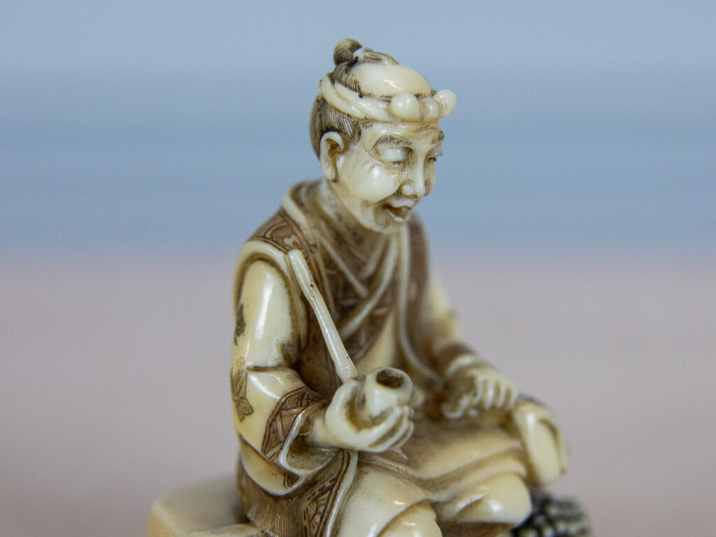 Антикварні фігурки зі слонової кістки (нецке)