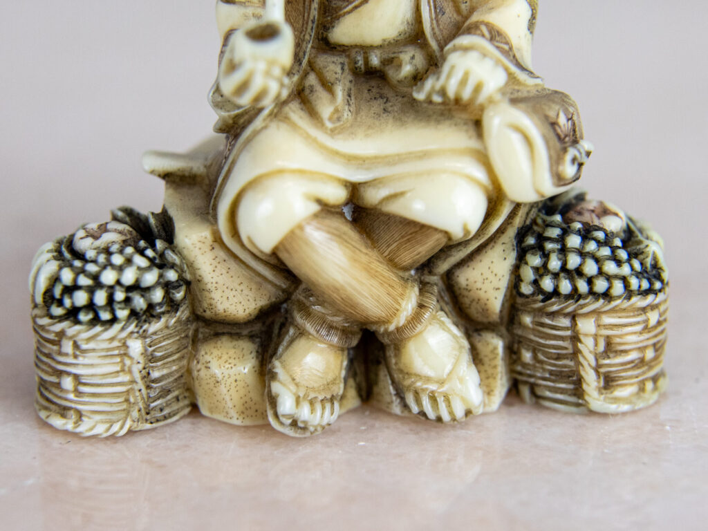 Антикварні фігурки зі слонової кістки (нецке)