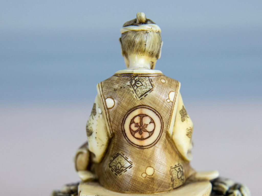 Антикварні фігурки зі слонової кістки (нецке)