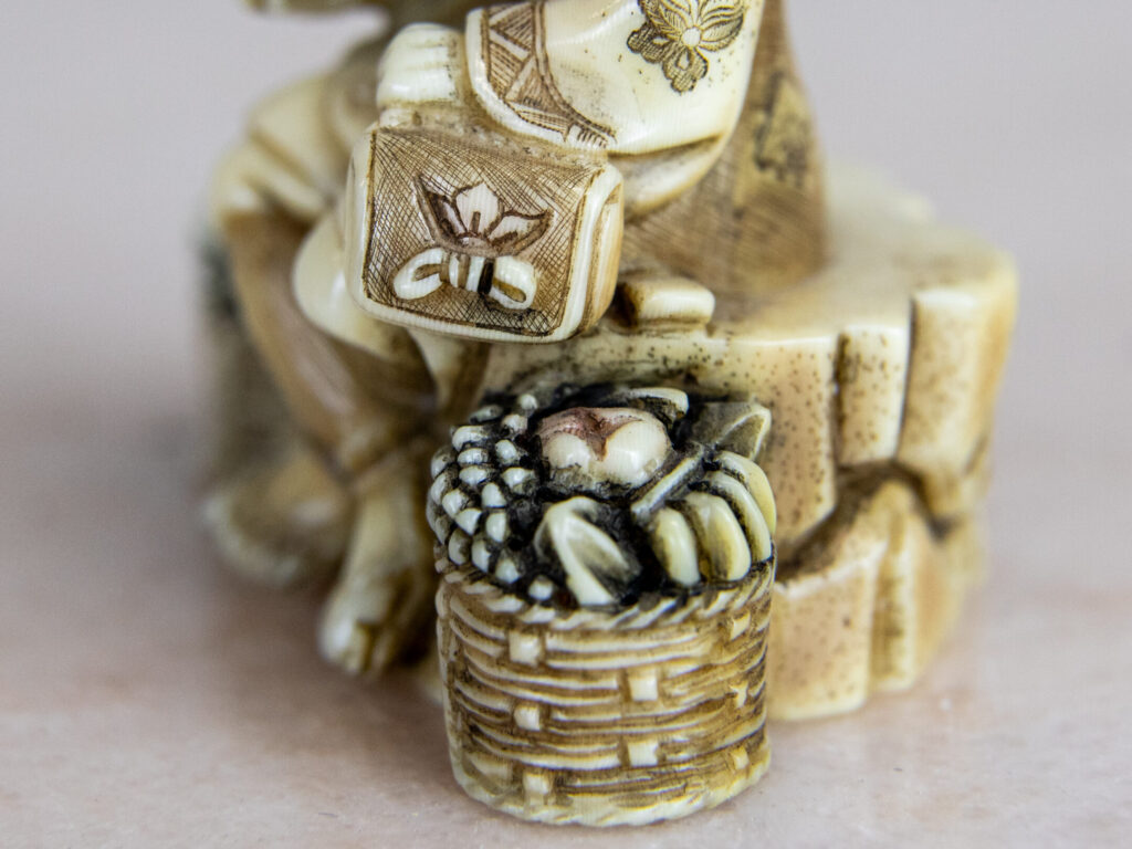 Антикварні фігурки зі слонової кістки (нецке)