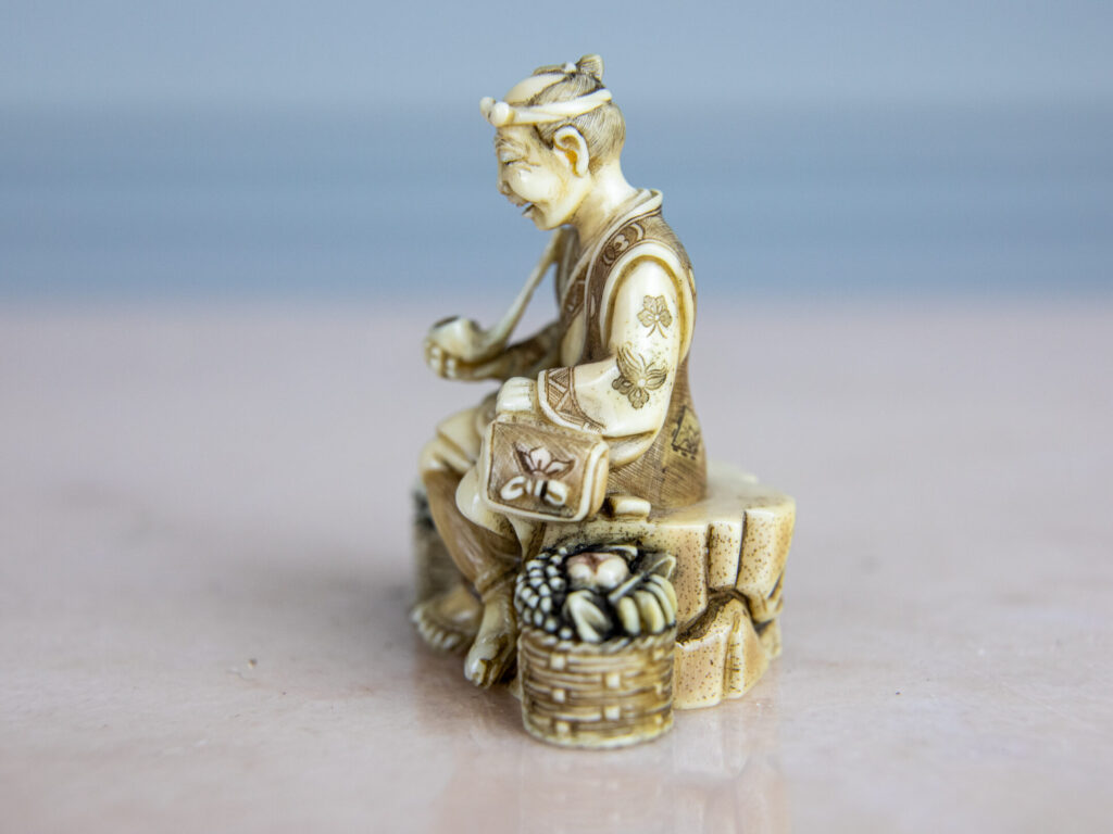 Антикварні фігурки зі слонової кістки (нецке)