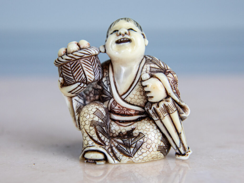 Антикварні фігурки зі слонової кістки (нецке)