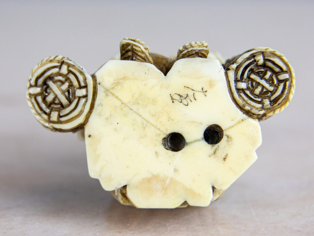 Антикварні фігурки зі слонової кістки (нецке)