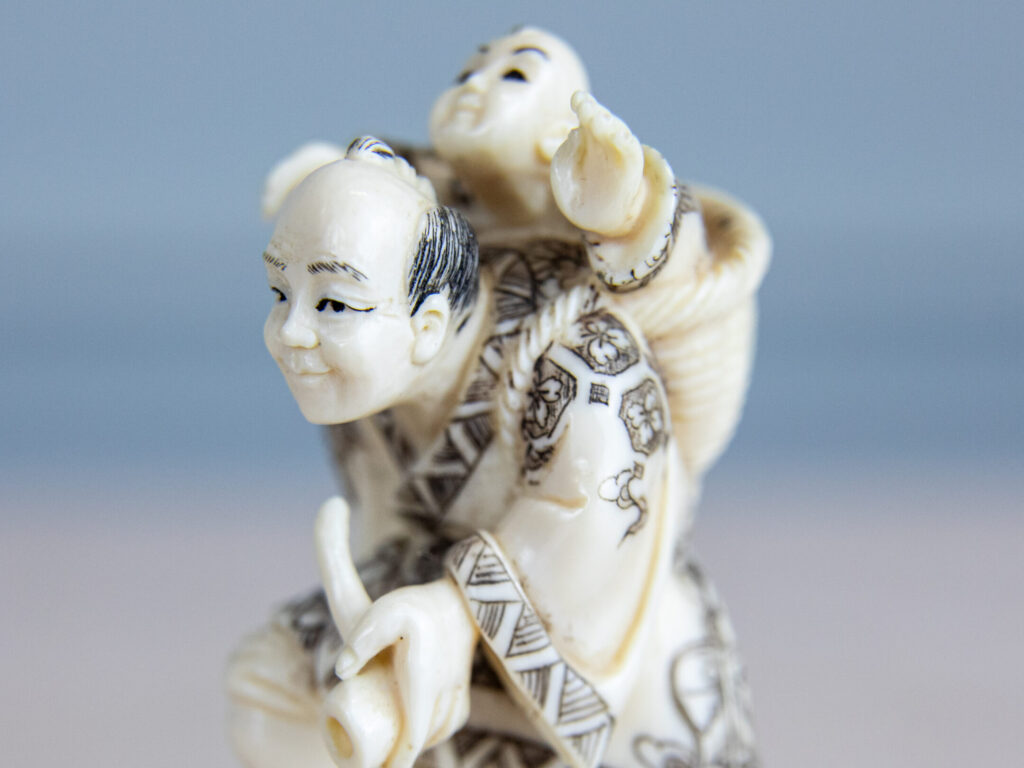 Антикварні фігурки з кістки (нецке)