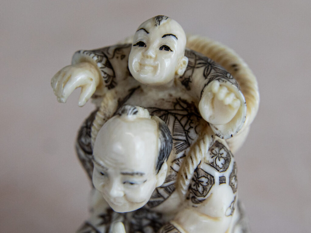 Антикварні фігурки з кістки (нецке)