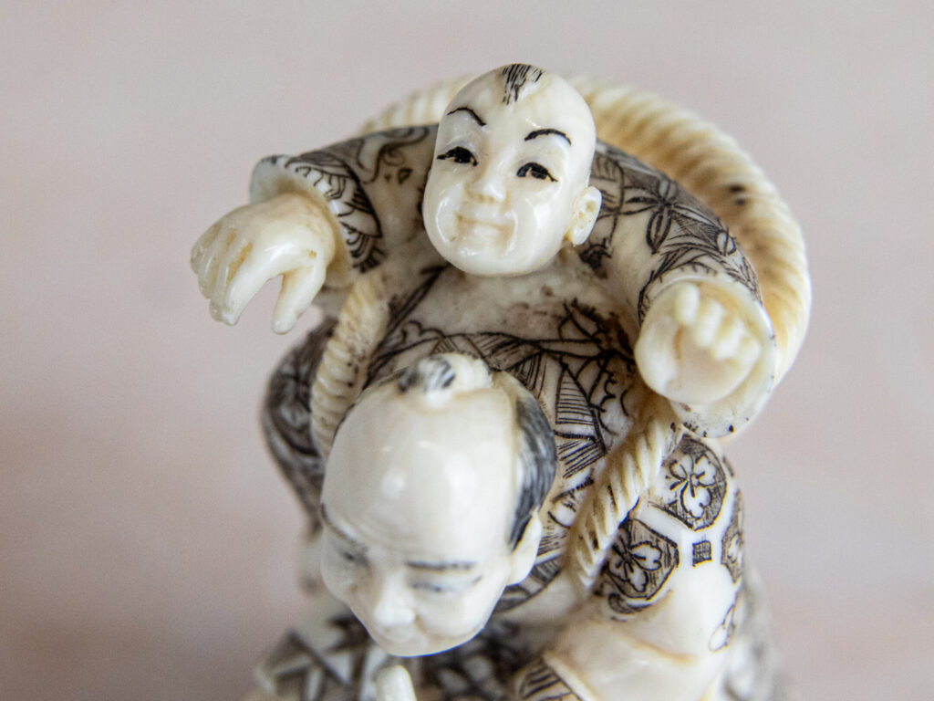 Антикварні фігурки з кістки (нецке)