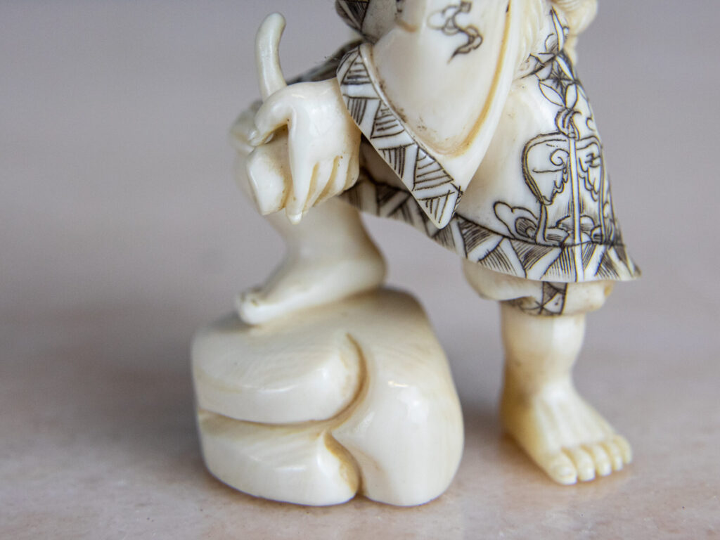 Антикварні фігурки з кістки (нецке)