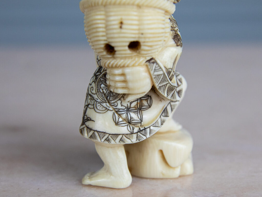 Антикварні фігурки з кістки (нецке)