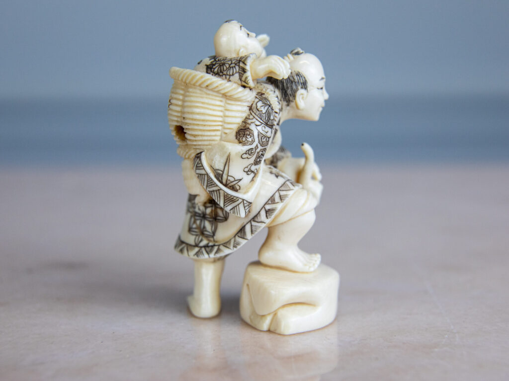 Антикварні фігурки з кістки (нецке)