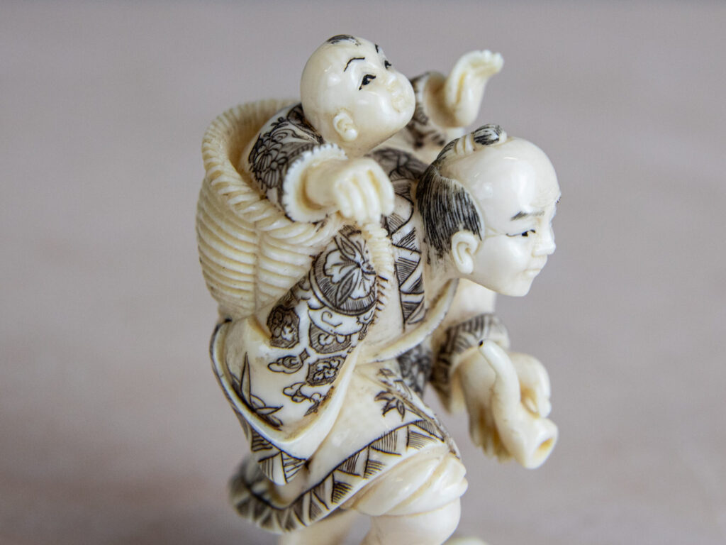 Антикварні фігурки з кістки (нецке)