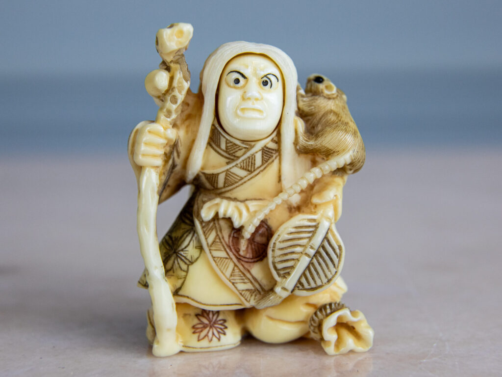 Антикварні фігурки з кістки (нецке)