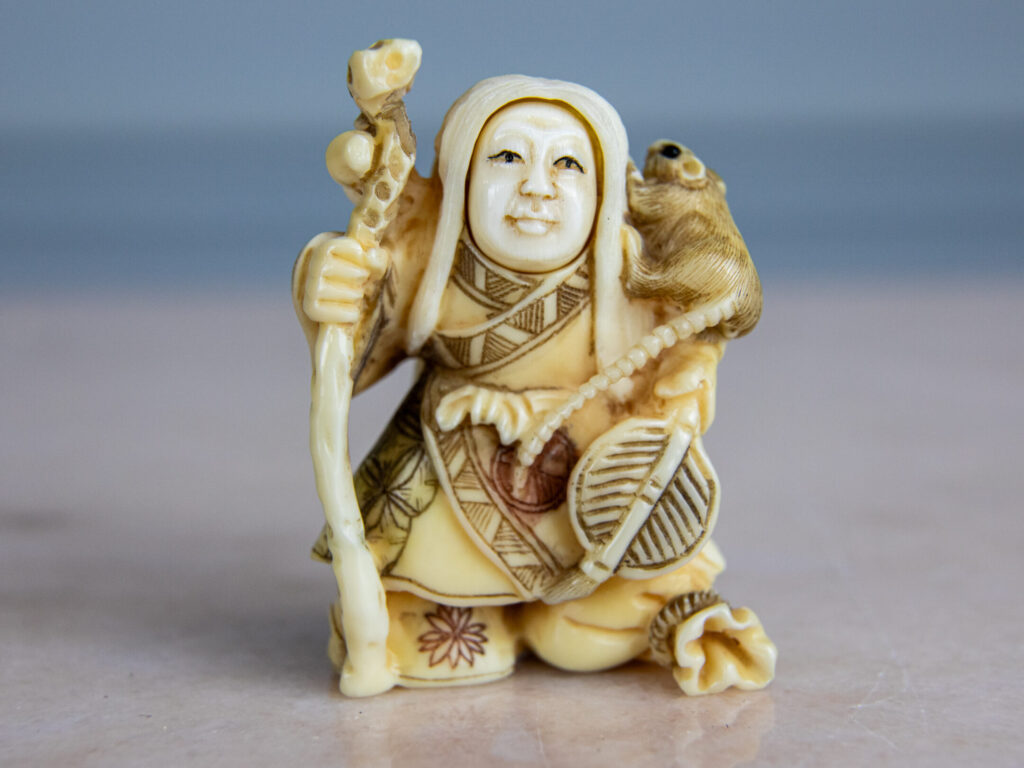 Антикварні фігурки з кістки (нецке)