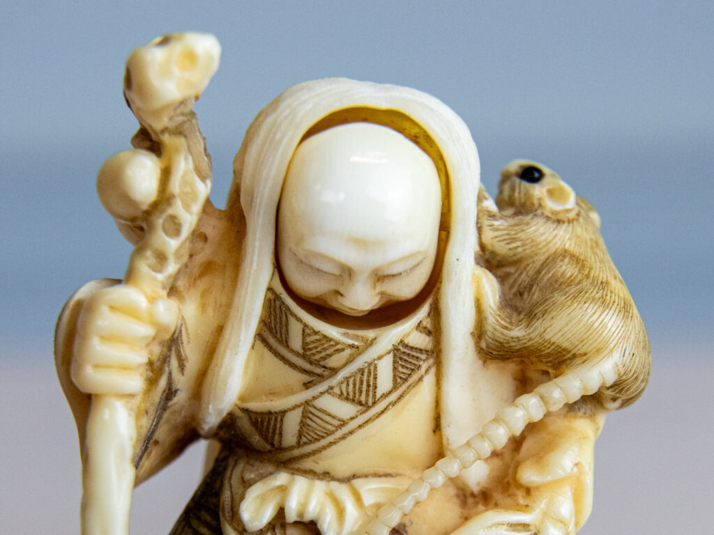 Антикварні фігурки з кістки (нецке)