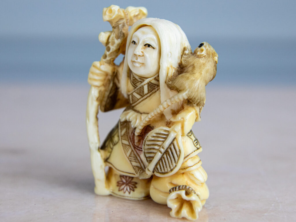 Антикварні фігурки з кістки (нецке)