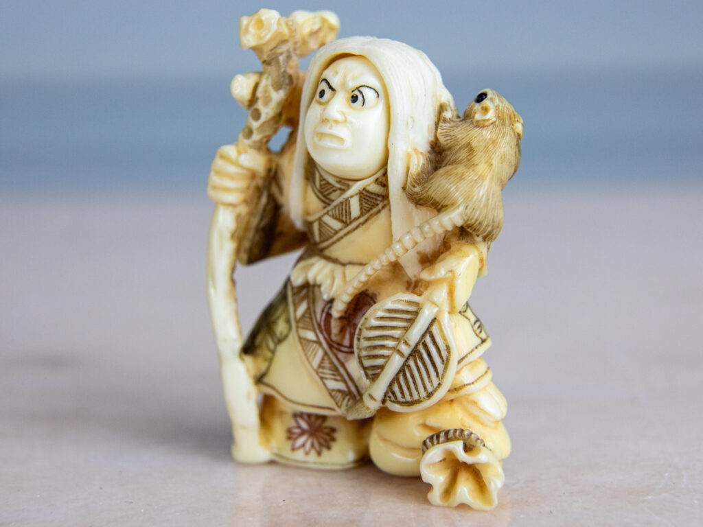 Антикварні фігурки з кістки (нецке)