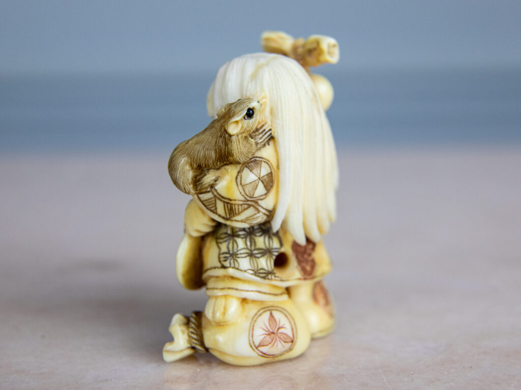 Антикварні фігурки з кістки (нецке)