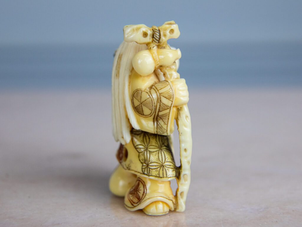 Антикварні фігурки з кістки (нецке)