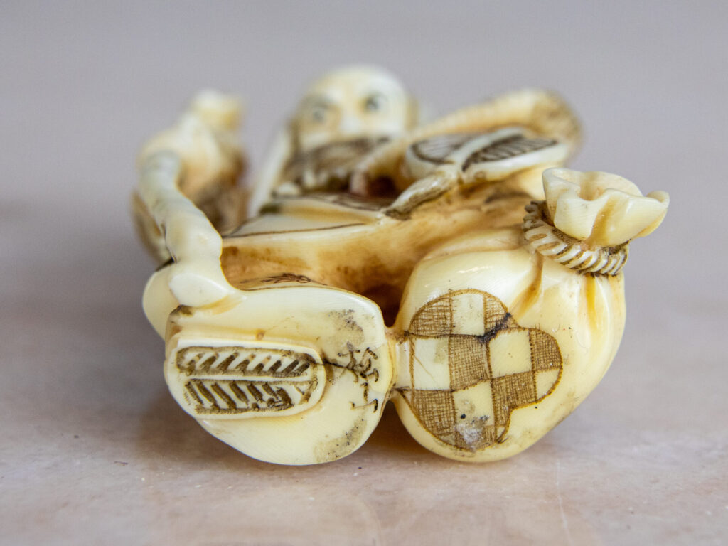 Антикварні фігурки з кістки (нецке)