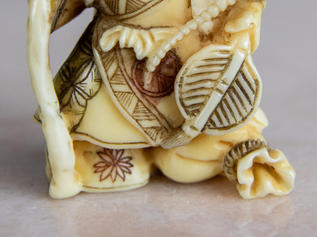 Антикварні фігурки з кістки (нецке)