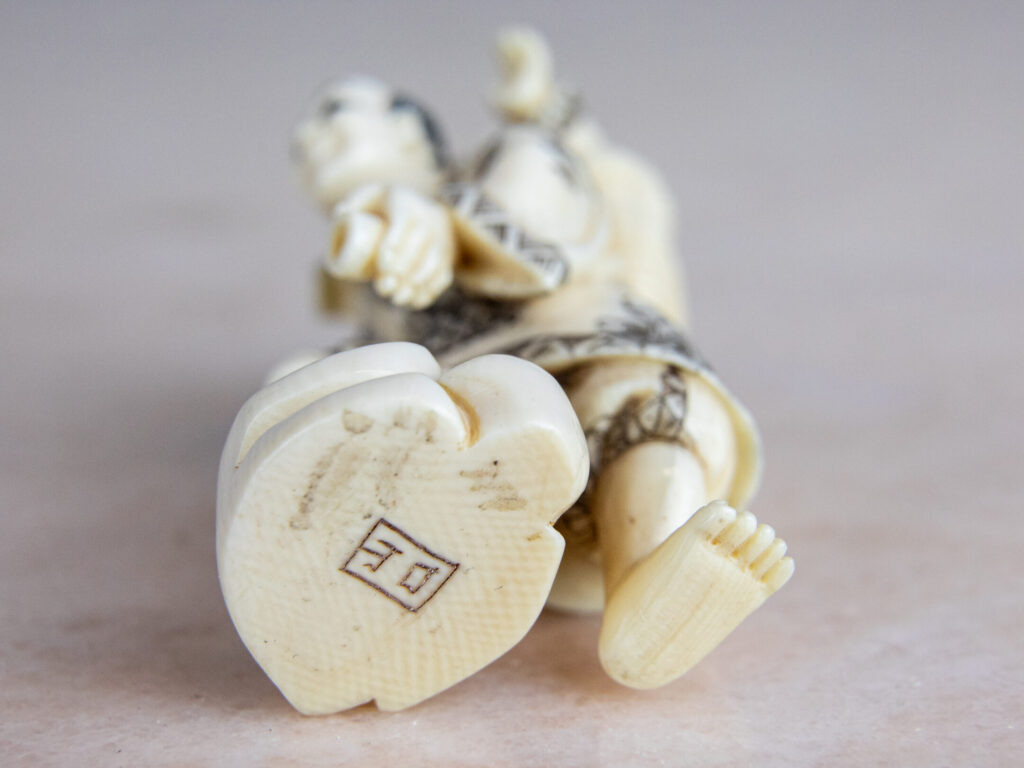 Антикварні фігурки з кістки (нецке)