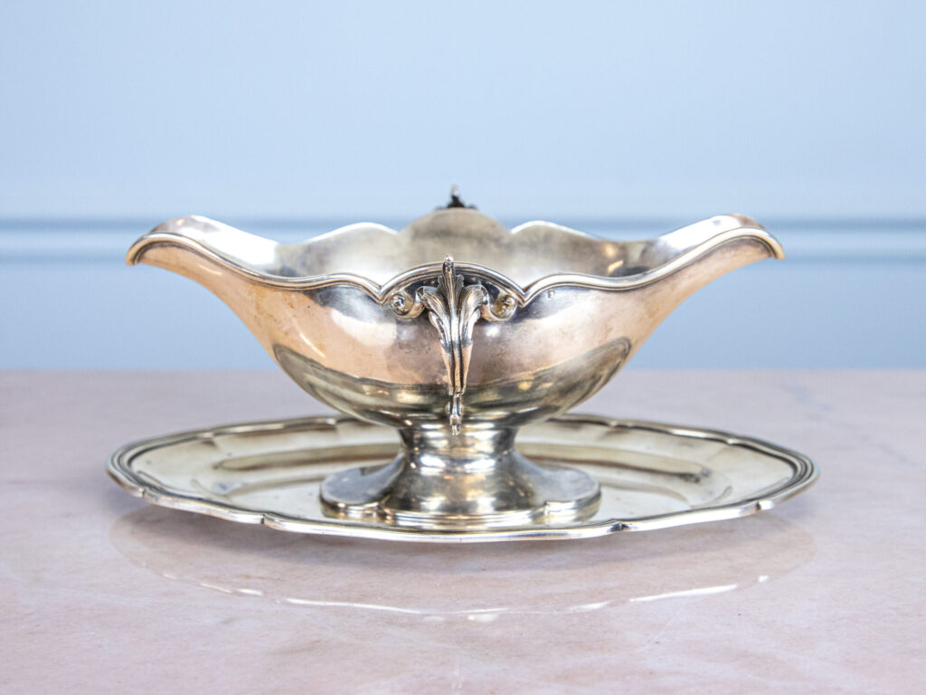 BN4A2176 Антикварна срібна соусниця в стилі Людовика XV