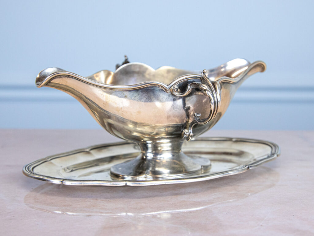 BN4A2183 Антикварна срібна соусниця в стилі Людовика XV