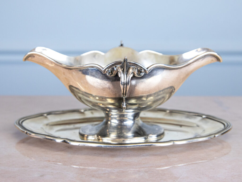 BN4A2188 Антикварна срібна соусниця в стилі Людовика XV