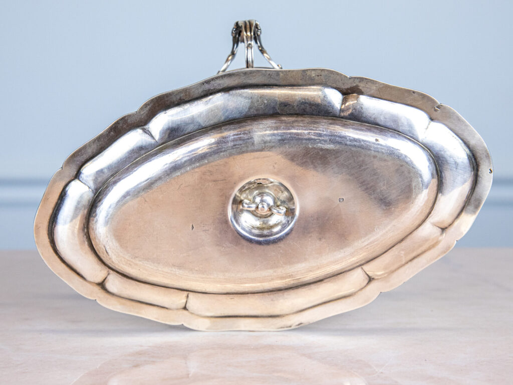 BN4A2197 Антикварна срібна соусниця в стилі Людовика XV