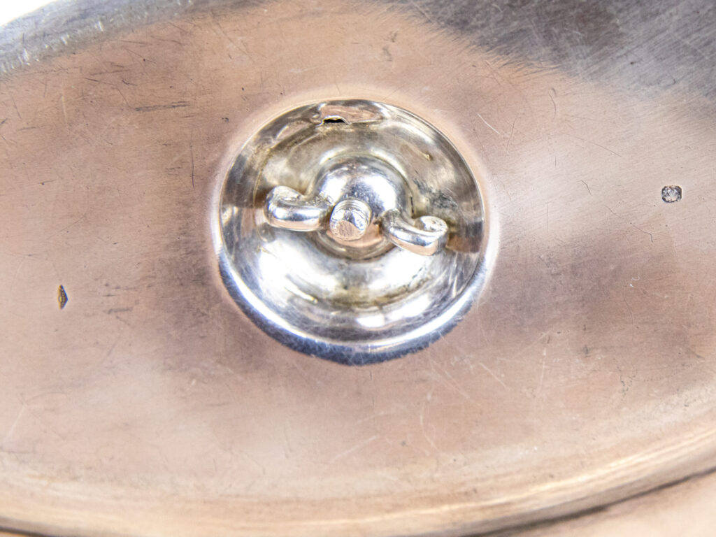 BN4A2199 Антикварна срібна соусниця в стилі Людовика XV