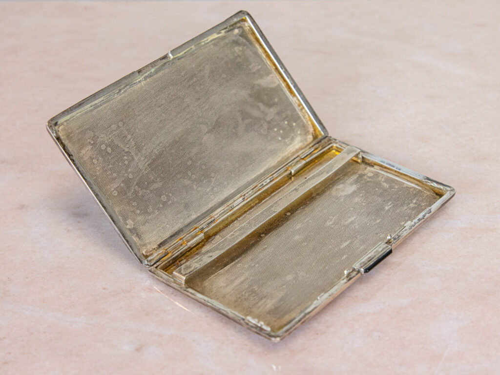 BN4A2220 Срібний портсигар