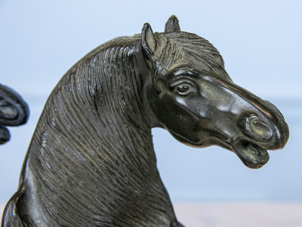 Антикварні обмежувачі для книг (букенди) з головами коней