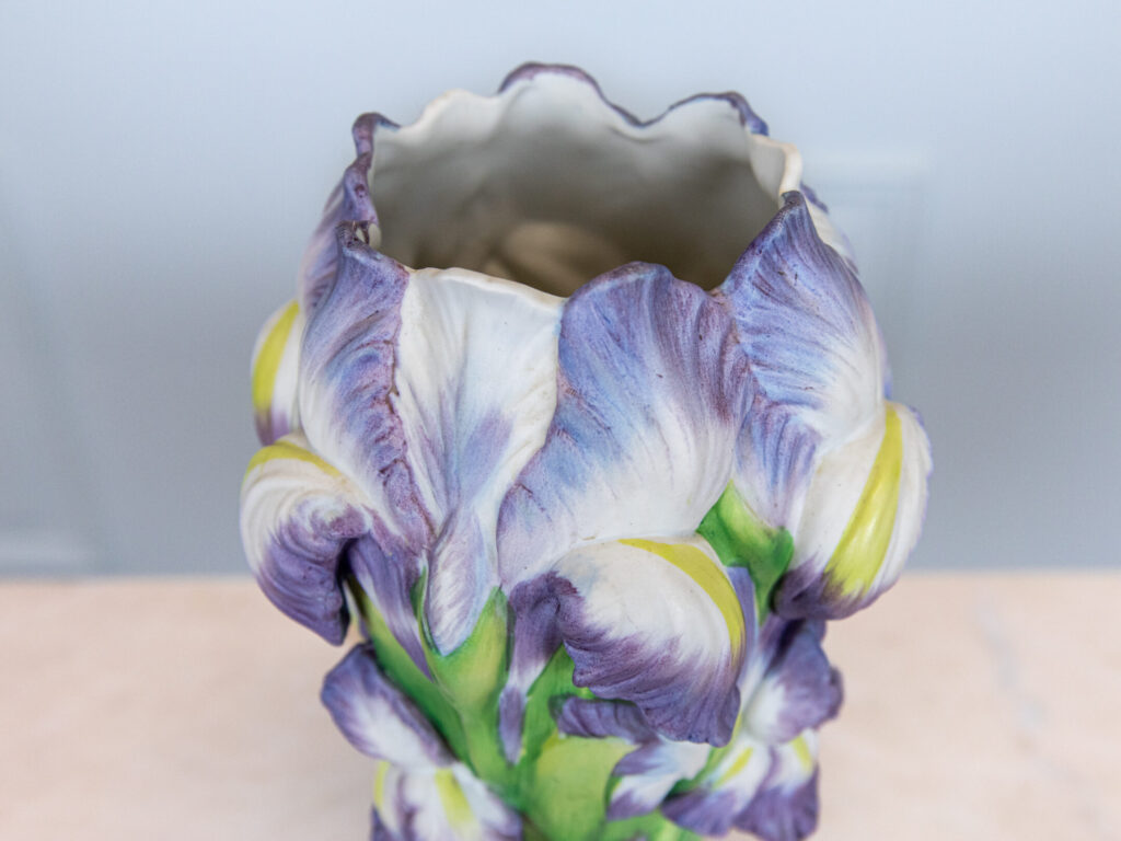 Вінтажна порцелянова ваза «Пурпурові іриси»