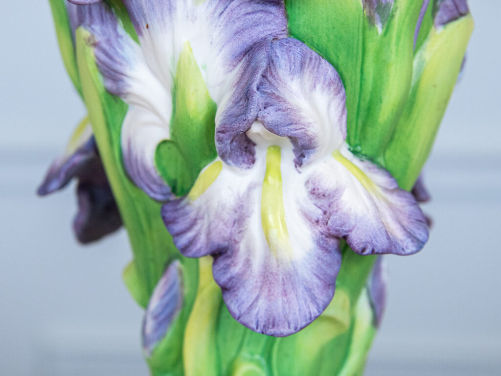 Вінтажна порцелянова ваза «Пурпурові іриси»