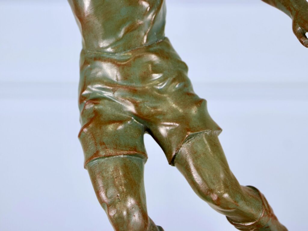 Вінтажна кабінетна скульптура «Футболіст»