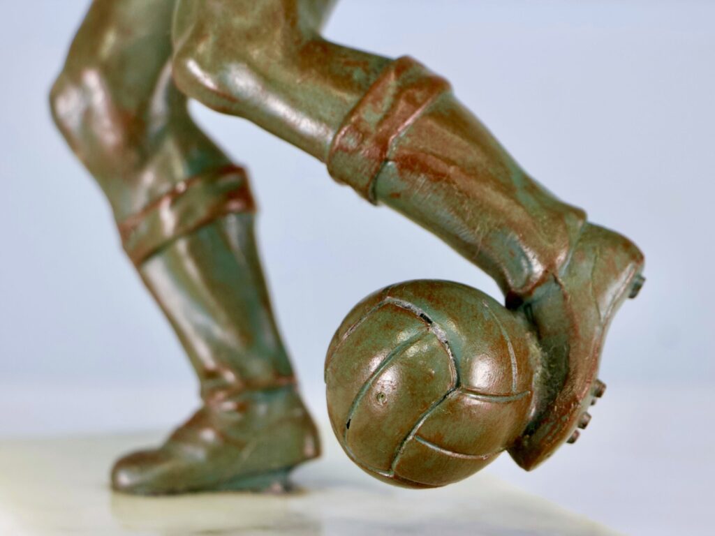Вінтажна кабінетна скульптура «Футболіст»