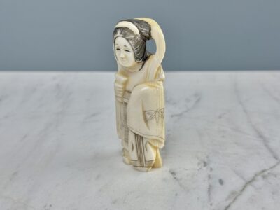 Антикварна фігурка з кістки (нецке)