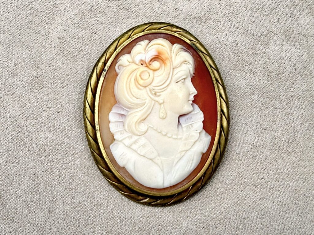 IMG_8020 Антикварні брошки-камеї