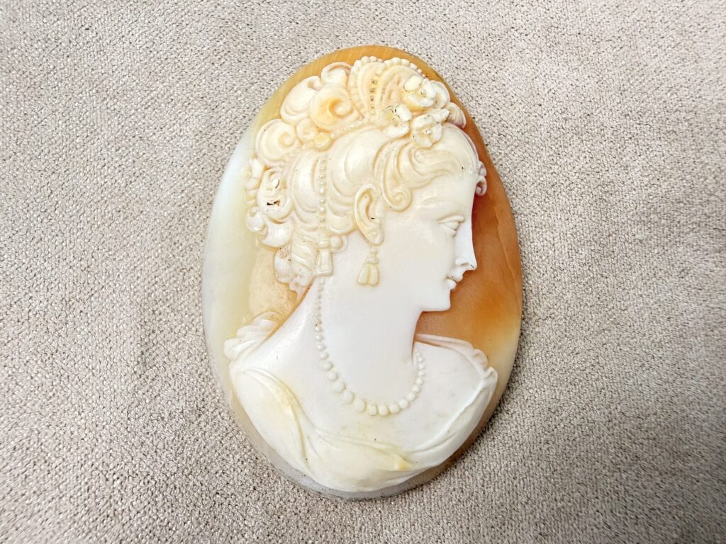 IMG_8024 Антикварні брошки-камеї