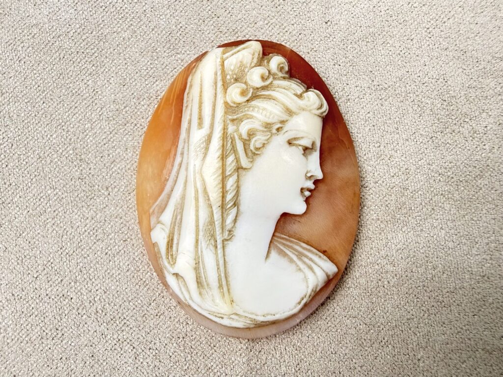 IMG_8025 Антикварні брошки-камеї